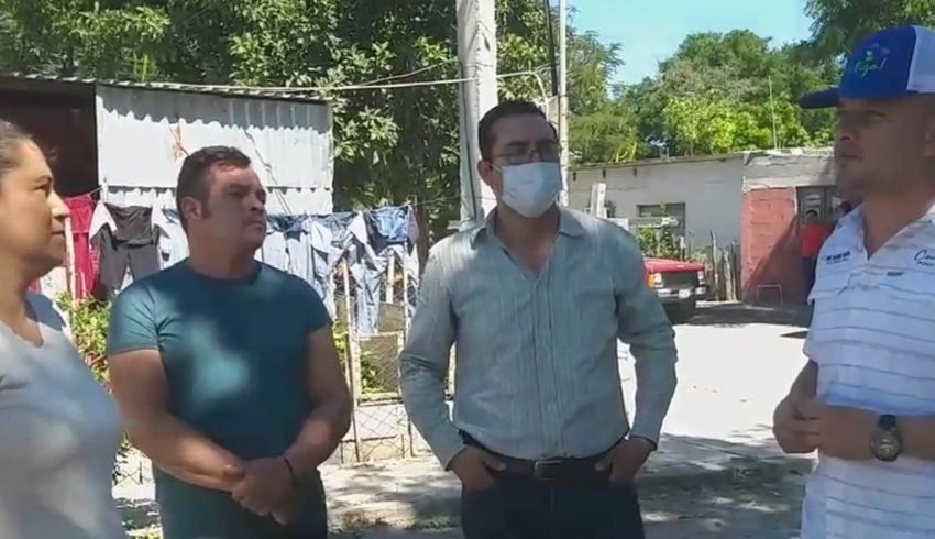 Escuchando peticiones de la gente de Padilla