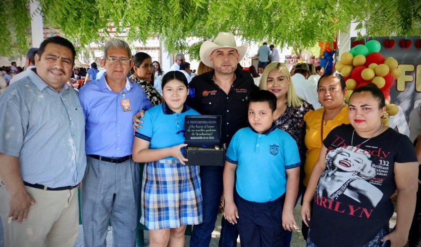 El alcalde Carlos Ernesto Quintanilla Selvera agradece nombramiento como padrino de generación en la Escuela Primaria Mártir de Chinamec