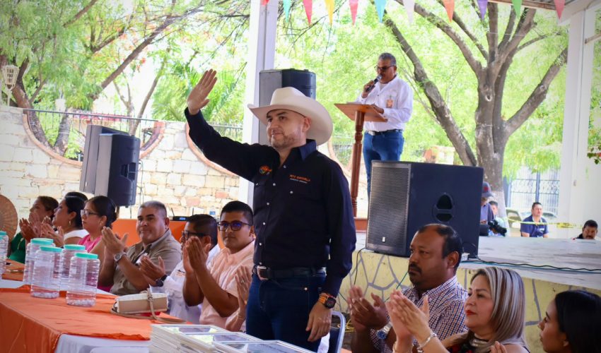 El alcalde Carlos Ernesto Quintanilla Selvera reconoce la labor docente en su día